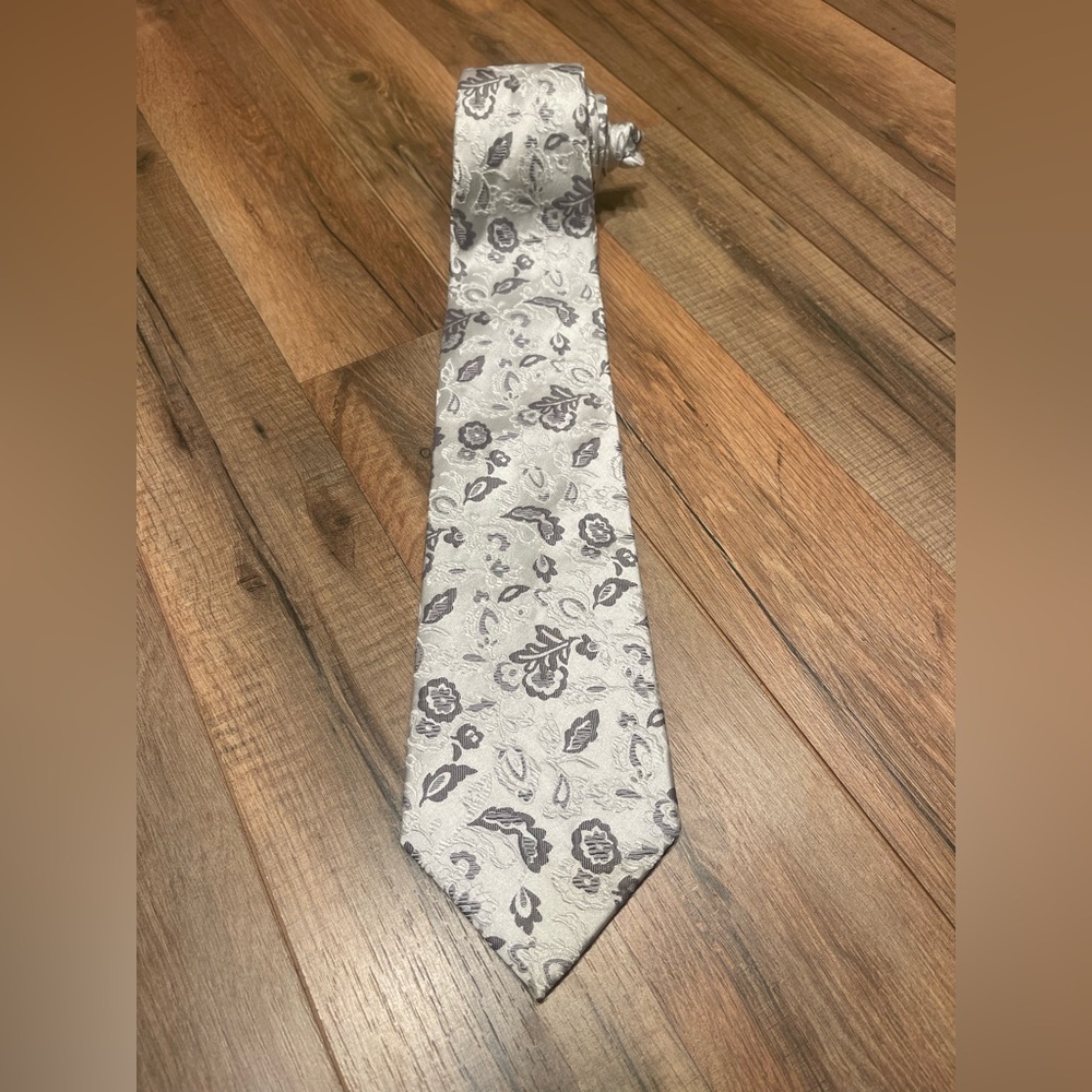 Elegant Silver Floral Italian silk tie